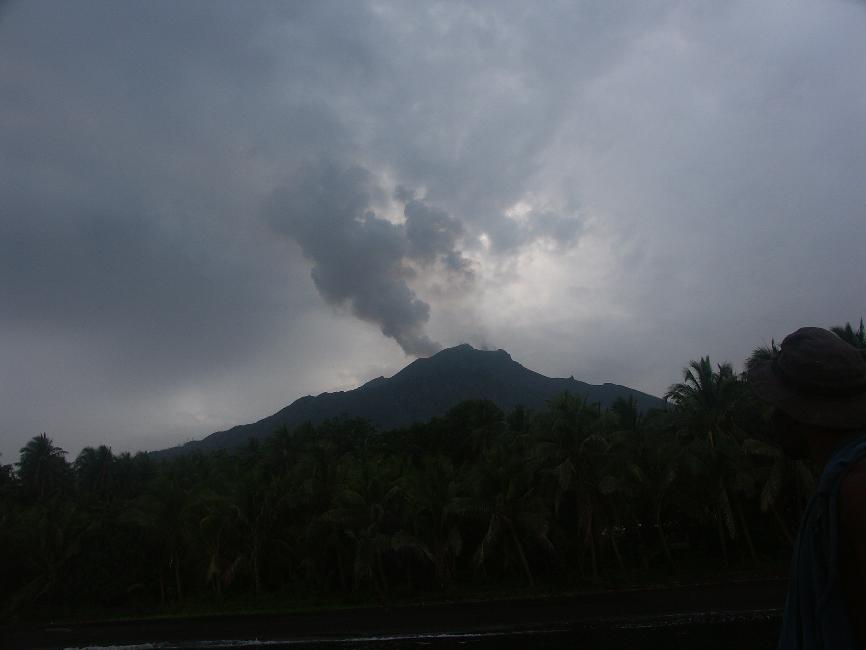 Vue matinale sur l'activité du volcan, avant l'arrivée des nuages