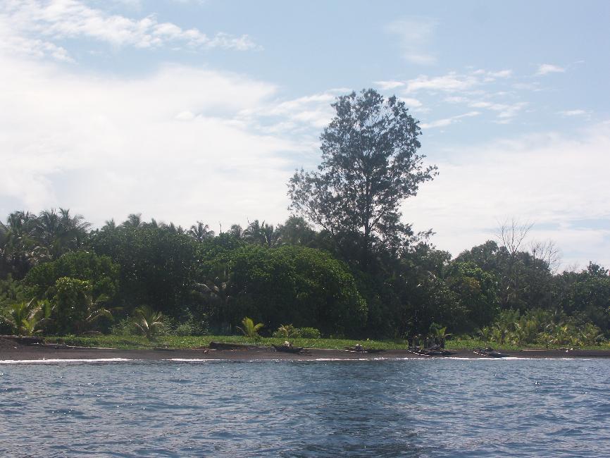 Sur cette rive, Manam offre un accès facile par des plages de sable noir