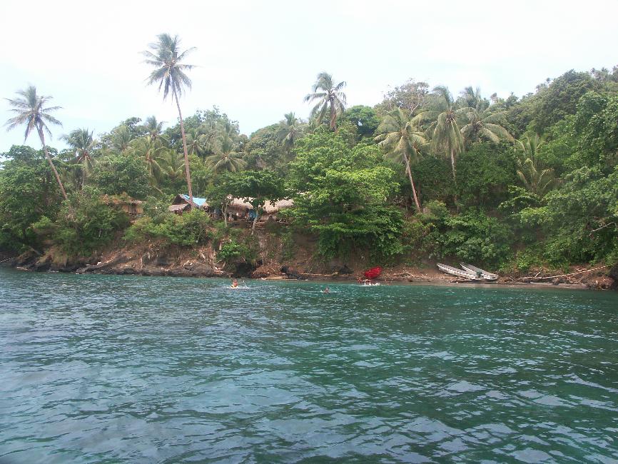 Peu de plages pour accoster sur l'île de Boisa
