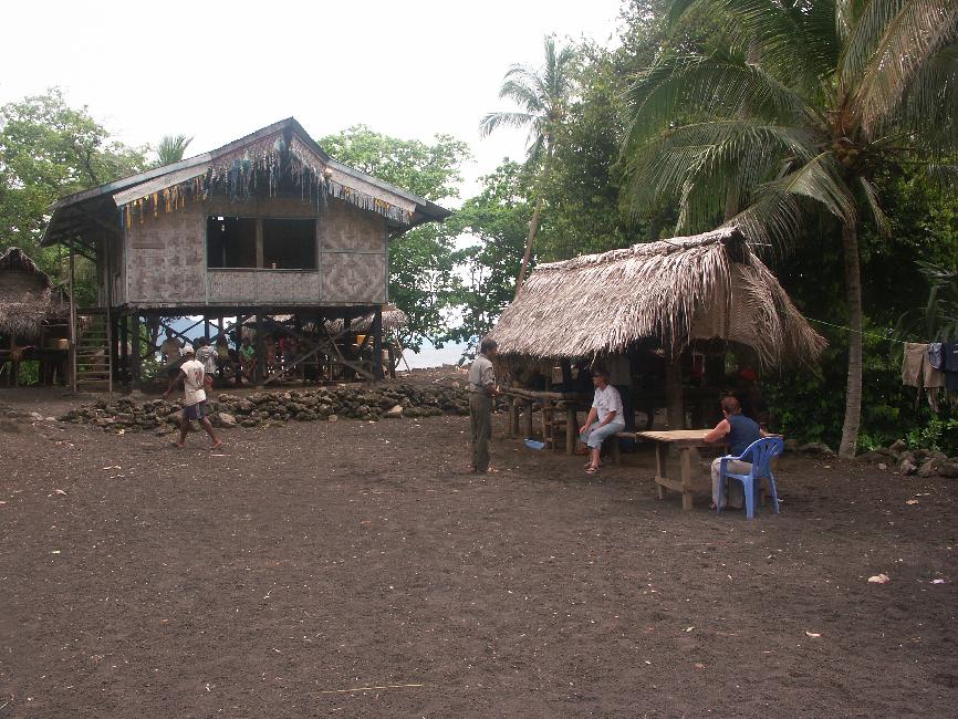 Nous nous installons entre la maison du chef, au fond, et une maison commune