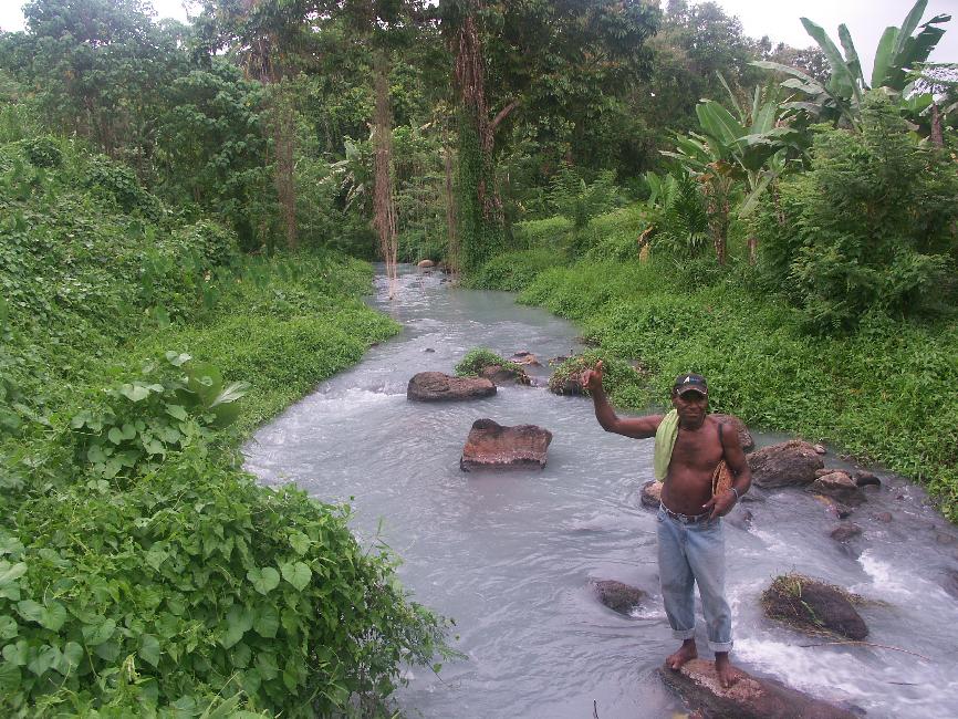 Hermann nous montre que la rivière a pris une couleur laiteuse