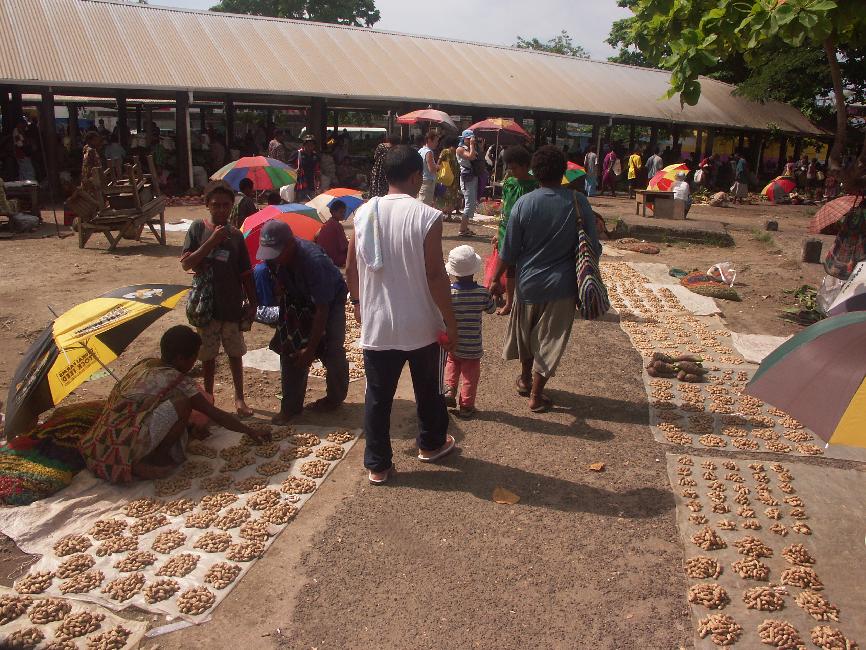 Les cacahuètes sont artistiquement disposées, sur le marché