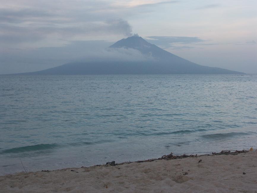Vue sur Manam, depuis le camp de Potsdam