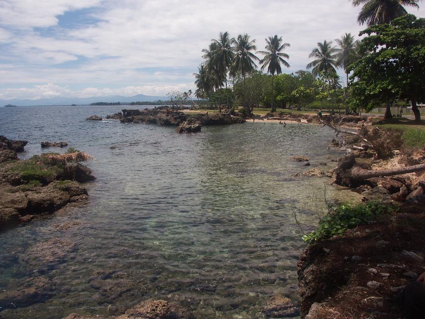 Le rivage, entre l'hôtel et le centre-ville
