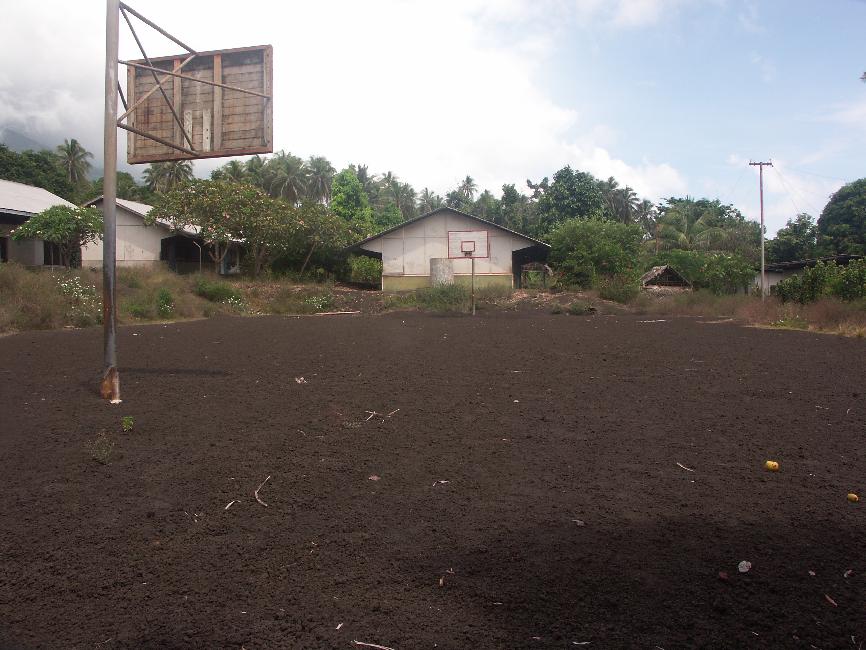 Le terrain de basket de cette école a été recouvert de scories