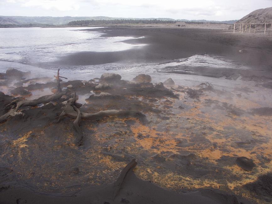 Vue sur les sources chaudes, à proximité du Tavurvur