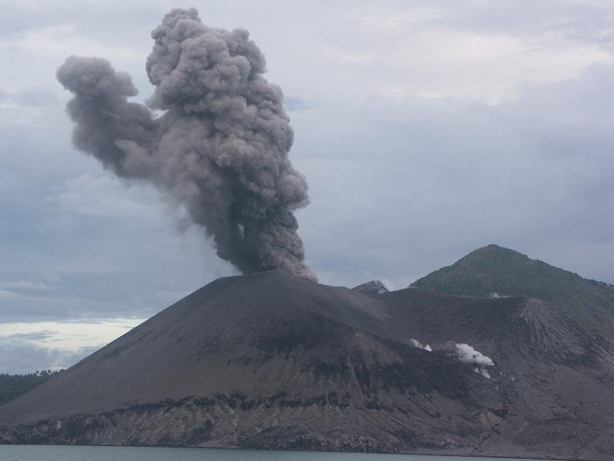 Tous les quarts d'heure, une éruption projette des cendres et des blocs
