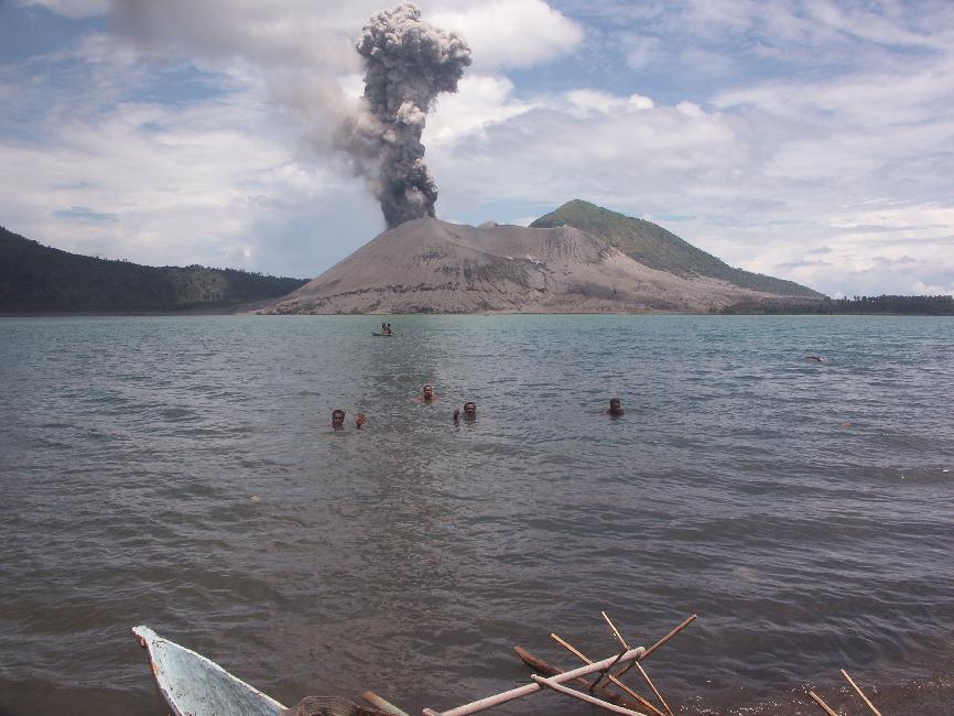 Le village de Matupit offre un point de vue épargné par les cendres sur le Tavurvur