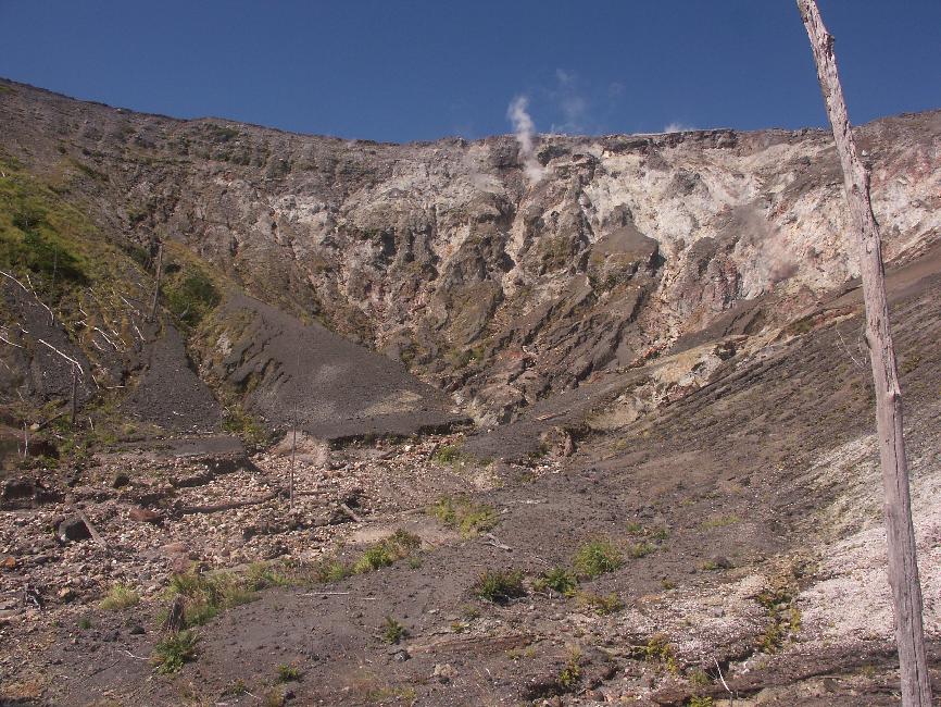 Vue sur le cratère et les fumerolles