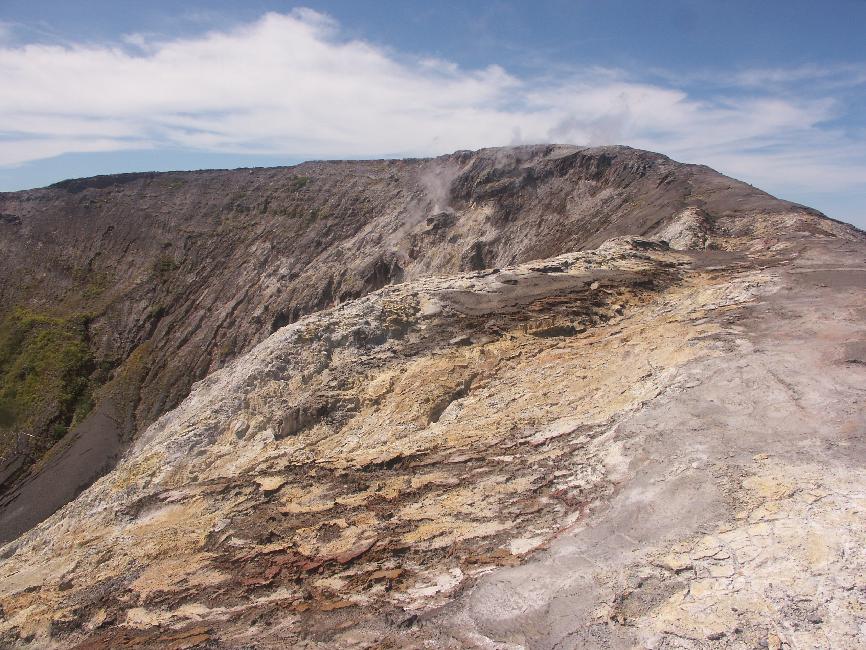 Vue sur l'arête du cratère du Pago