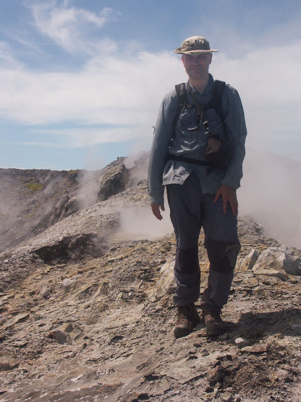 Je pose sur l'arête du cratère, au milieu des fumerolles