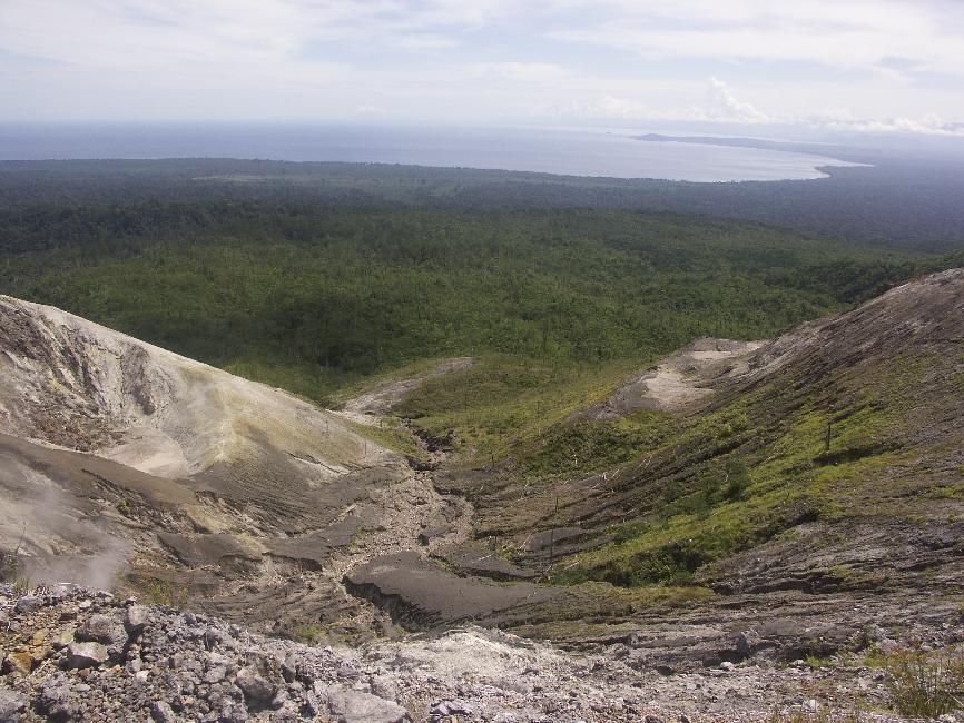 Vue vers l'intérieur du cratère et l'océan