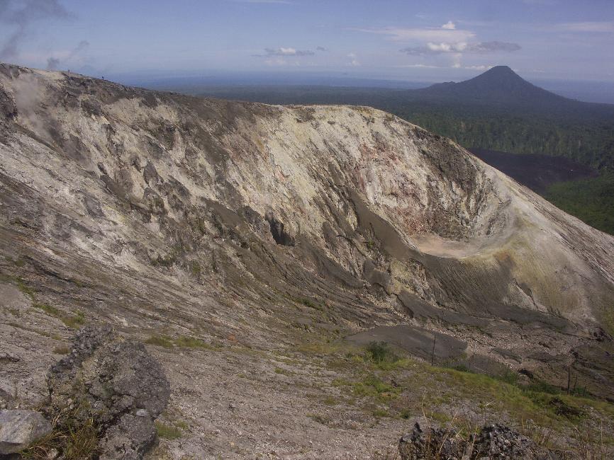 Vue sur le cratère ; au fond, le volcan Lolo