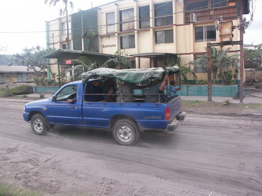 L'hôtel s'élève au milieu d'un champ de cendres omniprésentes