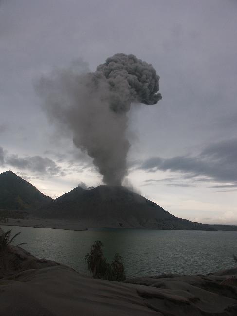Panache de cendres et de vapeur sur le Tavurvur