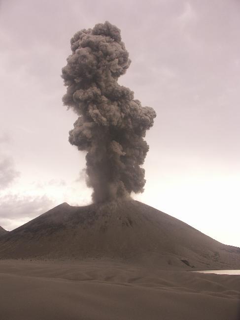 Panache de cendres et de vapeur sur le Tavurvur