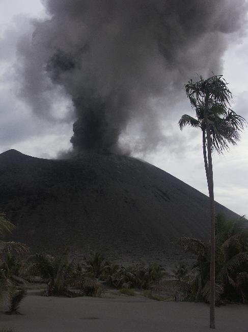 Nous nous rapprochons du cratère du Tavurvur, mais le vent nous épargne...