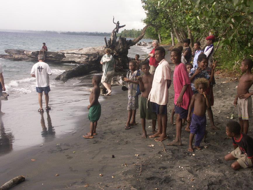 Les gamins du village de Vavua nous accompagnent pour la baignade