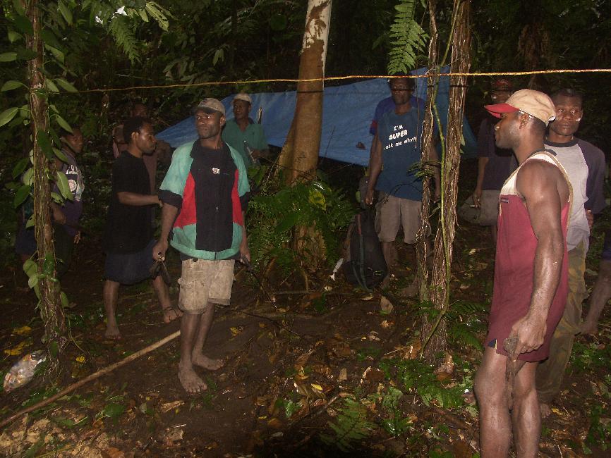 Les porteurs ouvrent le chemin et installent notre campement dans la forêt