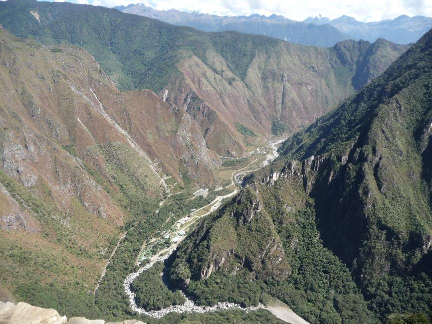 Site de Machu Picchu ; vue vers la centrale électrique terminus de la voie ferrée