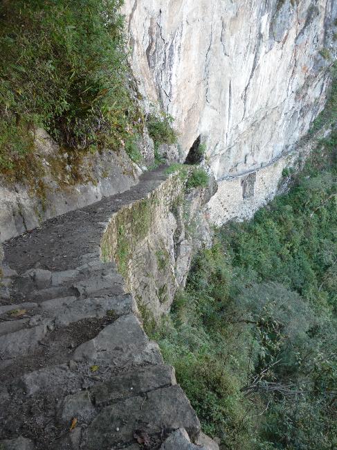 Site de Machu Picchu ; vue vers le pont de l'Inca