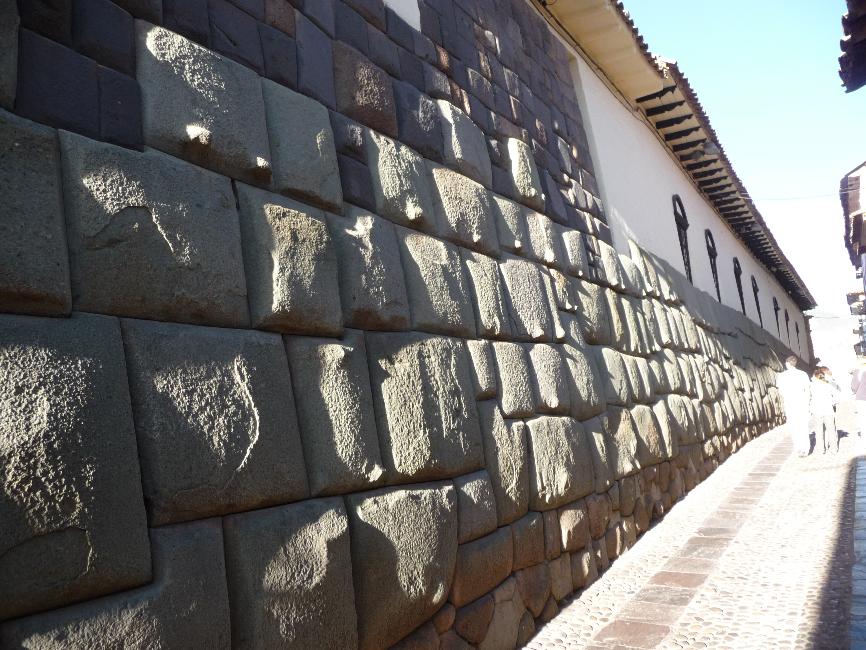 Cuzco ; maison coloniale construite sur un mur inca