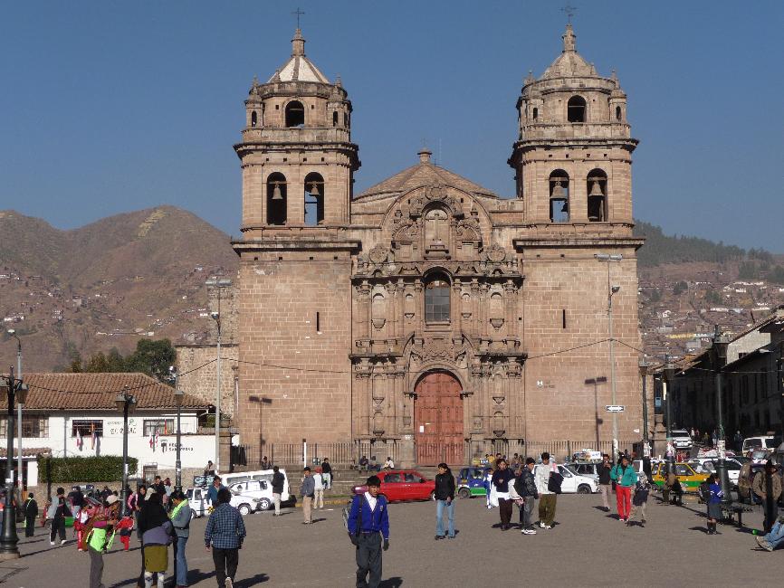 Cuzco ; église de San Pedro, en face du marché