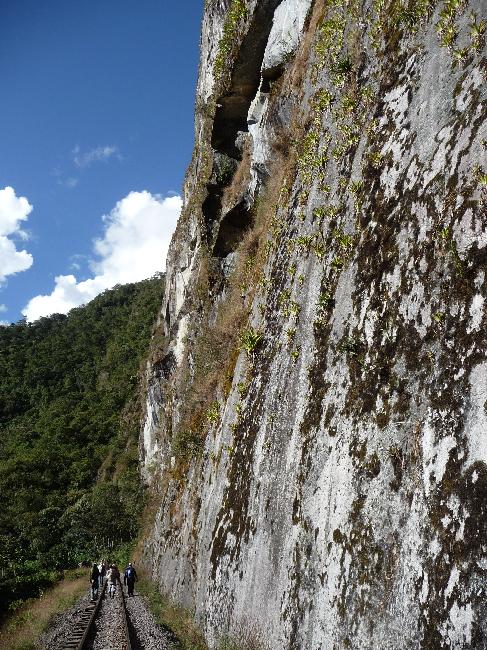 Marche sur la voie ferrée ; vallée de l'Urubamba