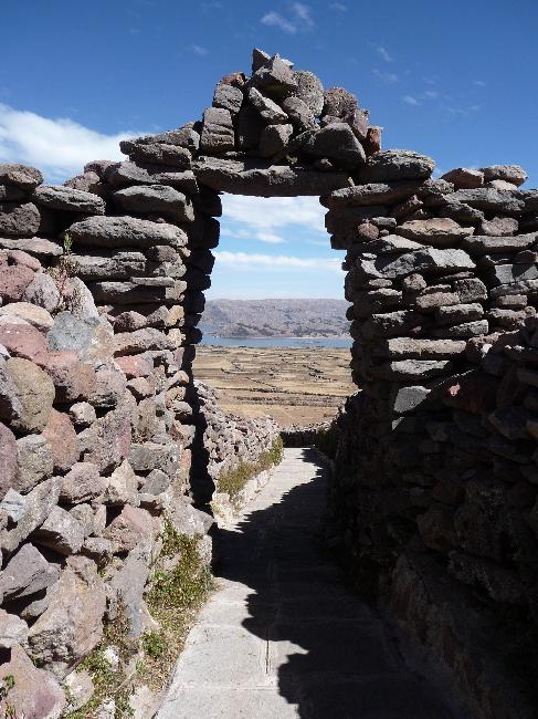 Lac Titicaca ; île d'Amantani ; sanctuaire de pacha tata