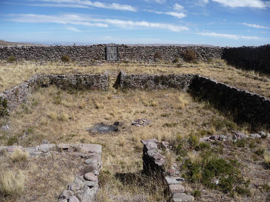 Lac Titicaca ; île d'Amantani ; sanctuaire de pacha tata
