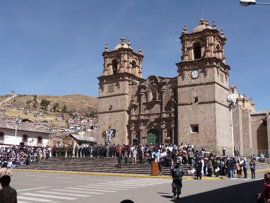 Puno ; cérémonie devant la cathédrale