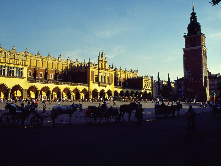 Place du marché, à Cracovie. Le marché couvert est le superbe bâtiment en arrière plan.