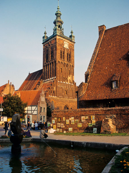 Comme à Cracovie, les remparts sont utilisés pour exposer des tableaux ; la ville de Gdansk est pleine d'églises, de beffrois et de cathédrales. Le stationnement de la voiture revient cher, à moins de trouver un parcmètre en panne....