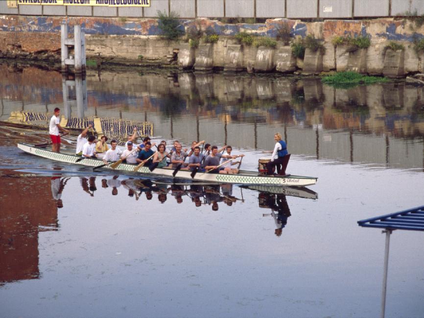 Je ne sais trop si c'est typique ou pas, mais ces pagayeurs marchent au son d'un véritable tambour, qu'on entend de loin !