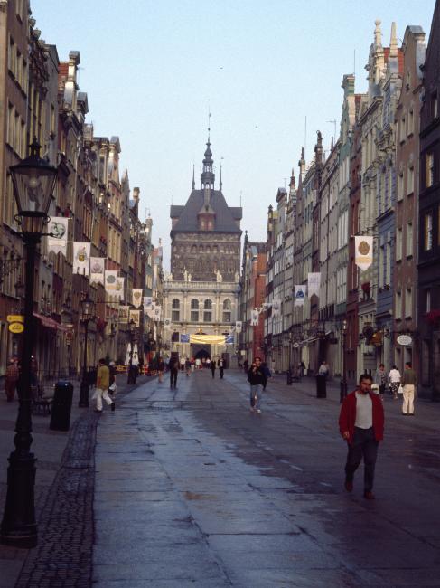 Cette rue piétonne et commerçante (Dluga) débouche sur la place du marché.