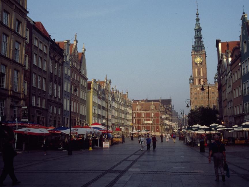 Dlugi Targ : la rue piétonne et commerçante se trouve à l'arrière plan ; on voit à droite l'hôtel de ville.