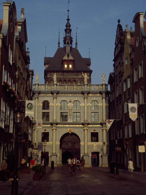 Gros plan sur la porte Dorée (Ouest de la vieille ville)