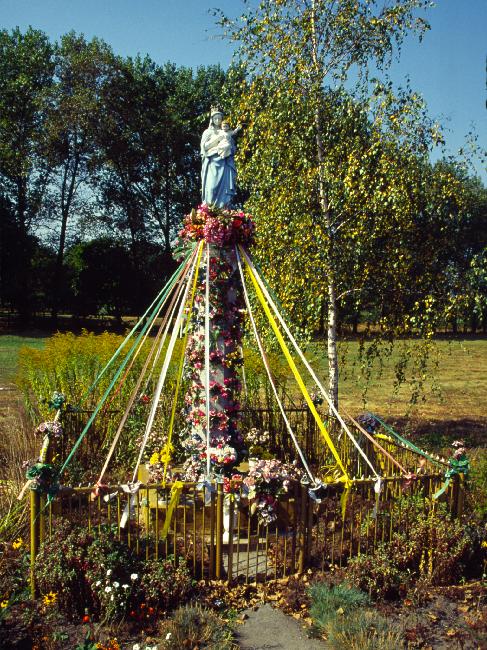 Partout dans la campagne, la ferveur religieuse des Polonais se manifeste par ces croix ou statues, fleuries et enrubannées. Sans parler des photos du pape polonais !