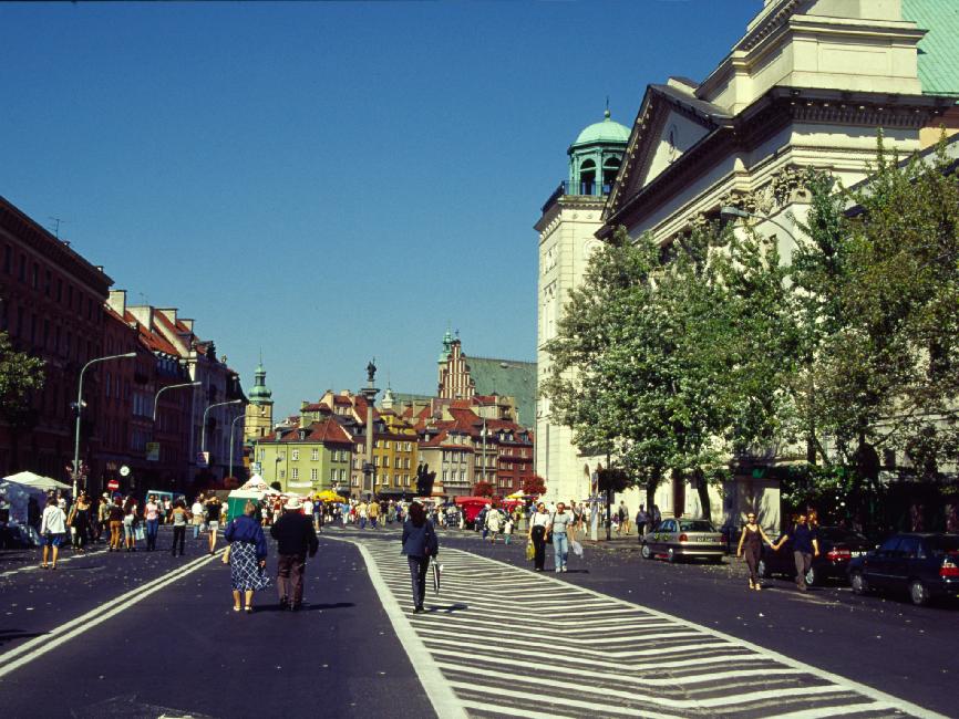 Au fond de cette rue commerçante et moderne, l'entrée de la vieille ville, reconstruite à l'identique à la fin de la guerre. Cette rue n'est normalement pas piétonne et le trafic y est d'habitude intense, mais ce jour était jour de fête.