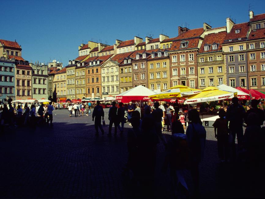 Place du marché ; ce champ de ruines à la fin de la guerre a été reconstruit strictement à l'identique. Le résultat est magnifique. Mais il y a un prix à payer pour visiter ce haut lieu touristique de Varsovie : celui de la bière, plus du double de la normale !