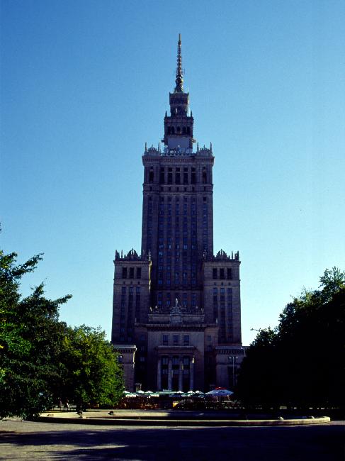 Cet immeuble hideux et qu'on ne peut rater est le monument au communisme. Il aurait également servi de siège à Coca Cola lors de l'ouverture du pays. Tout un symbole, effectivement.