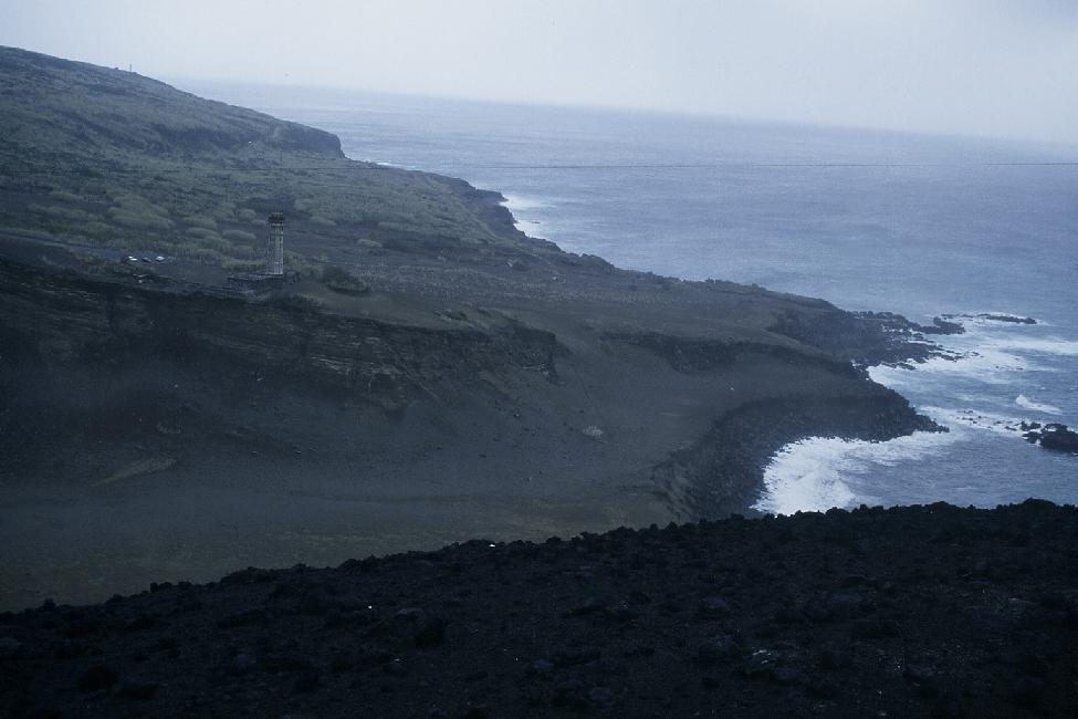Ancien phare, vu depuis le dôme de cendres du volcan.
