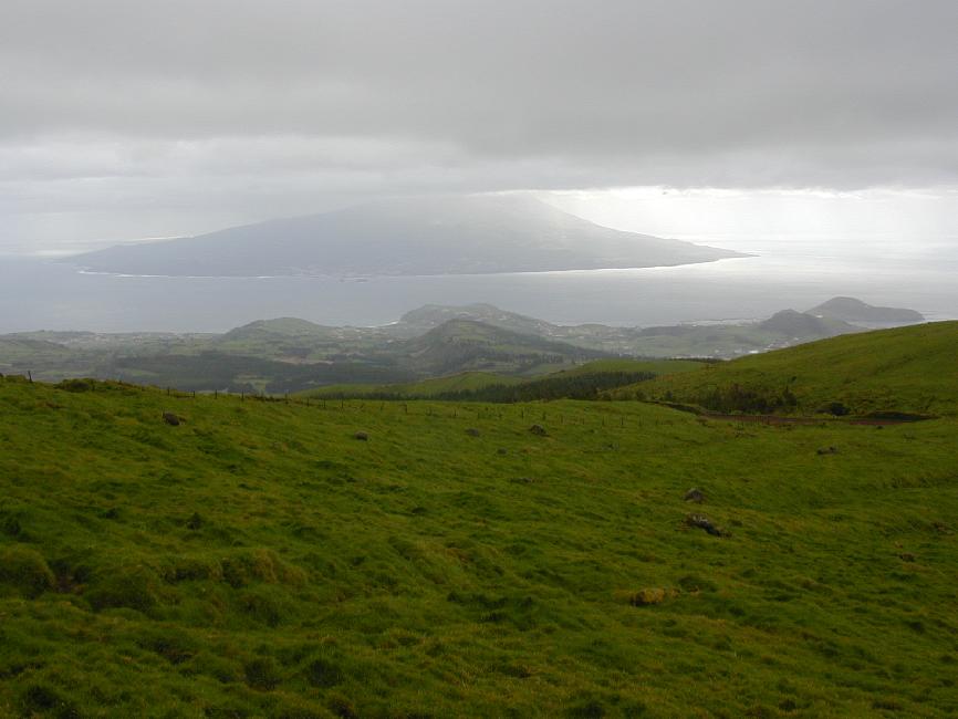 Vue sur l'île de Pico, dont le sommet est dans les nuages