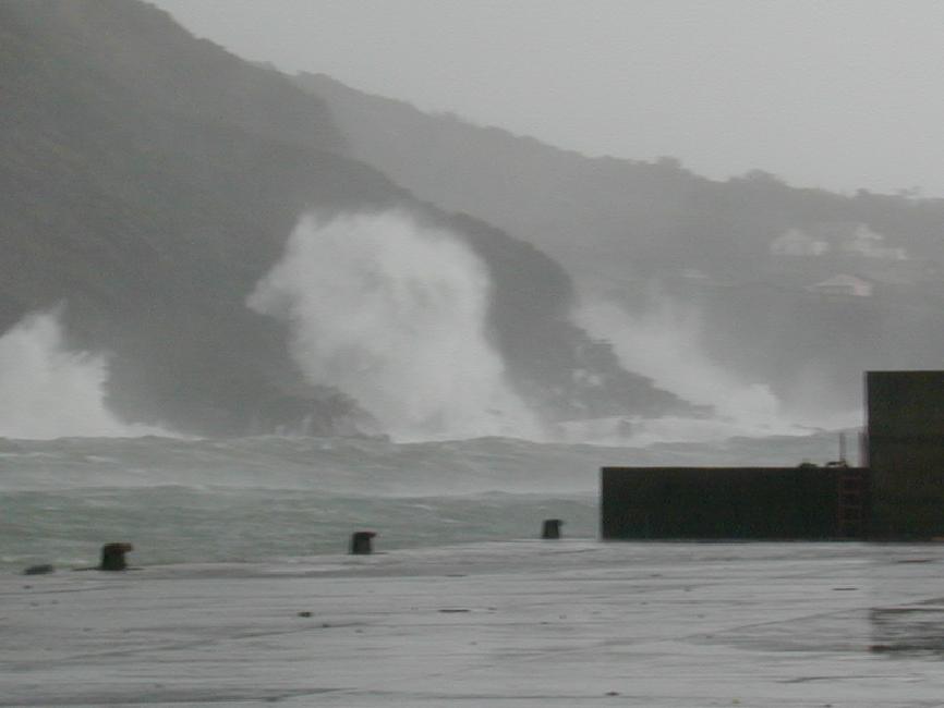 Les vagues qui se fracassent atteignent une hauteur prodigieuse