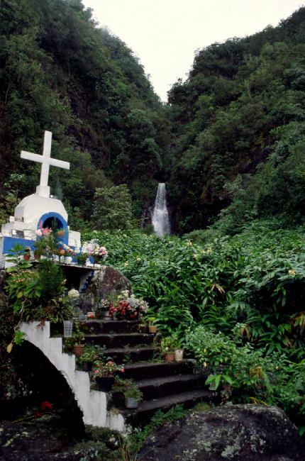 Grand p'ti bon dieu, au site des trois cascades