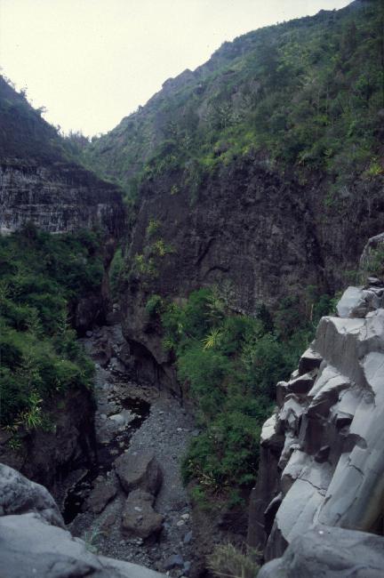 La couleur plus claire des roches indique la violence de l'explosion qui les a amenées là