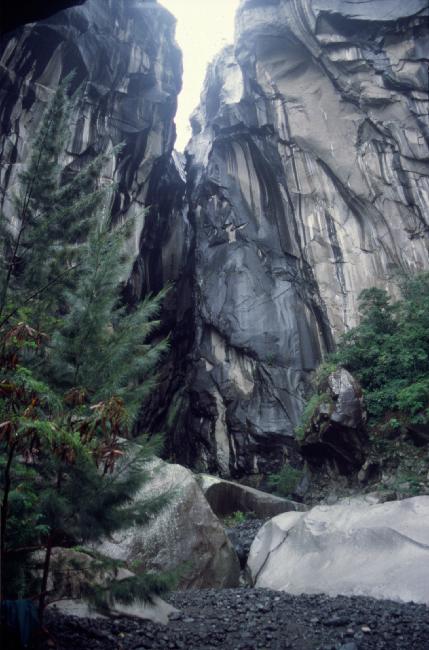 La cheminée de lave a été entaillée verticalement par le ruisseau