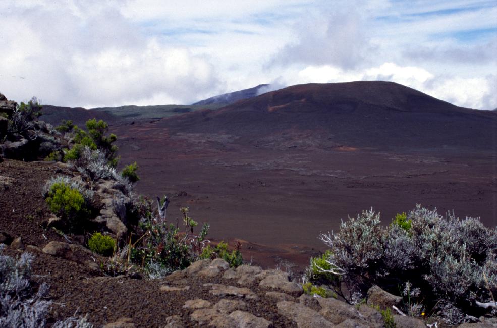 Le Chisny, dégagé. Au fond, la Fournaise.