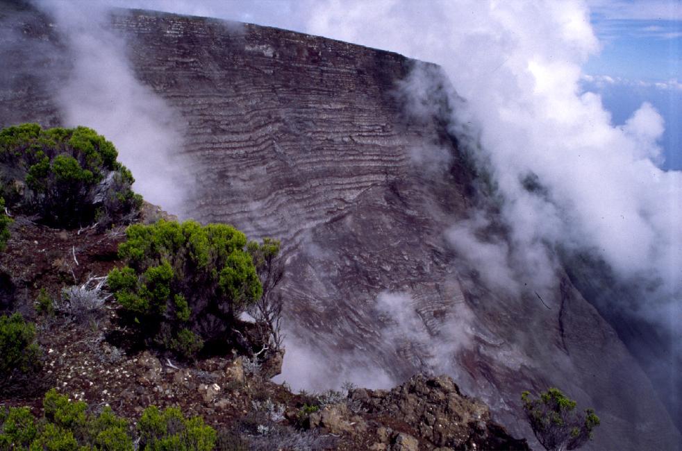 La falaise d'éboule en permanence ; mieux vaut ne pas s'aventurer au bord !