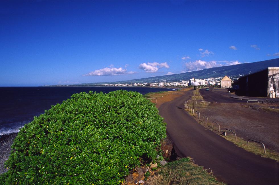 Saint Denis, vue du Barachois. Le temps est magnifique, mais venteux.